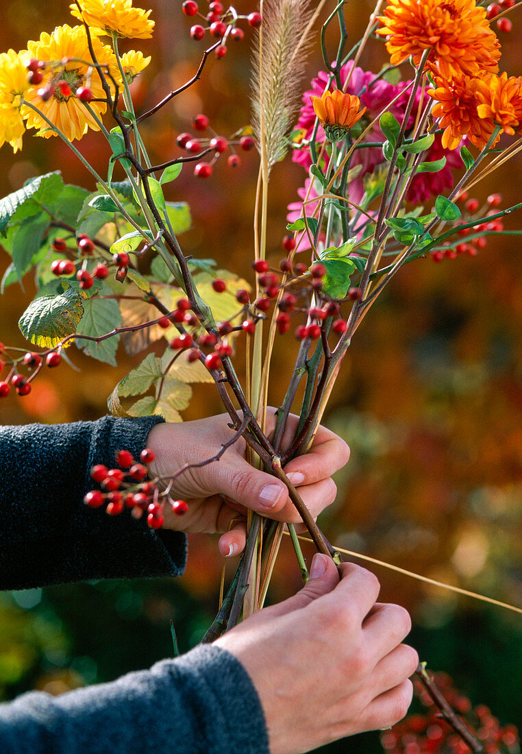 Herbststrauß binden (3/7)