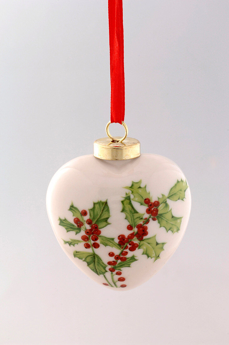 Heart-shaped Christmas tree ball with holly motif, free-standing