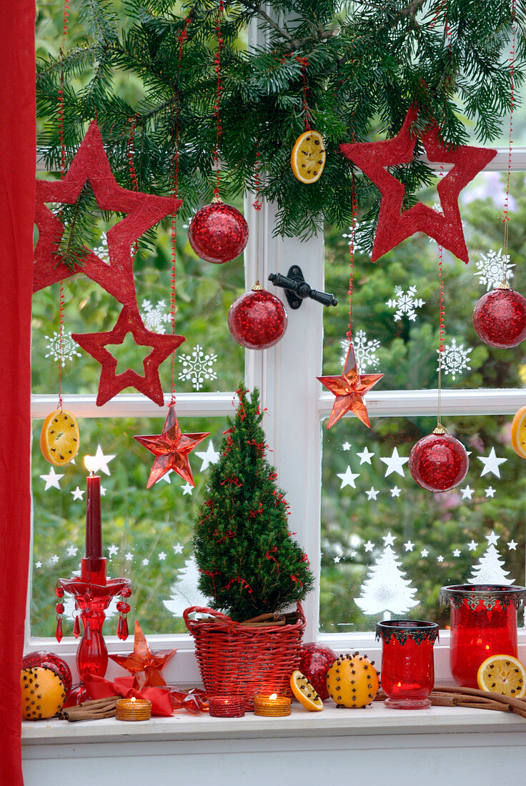 Fensterdekoration mit Schneespray und … – Bild kaufen – 12146465 ❘  Gartenbildagentur Friedrich Strauss