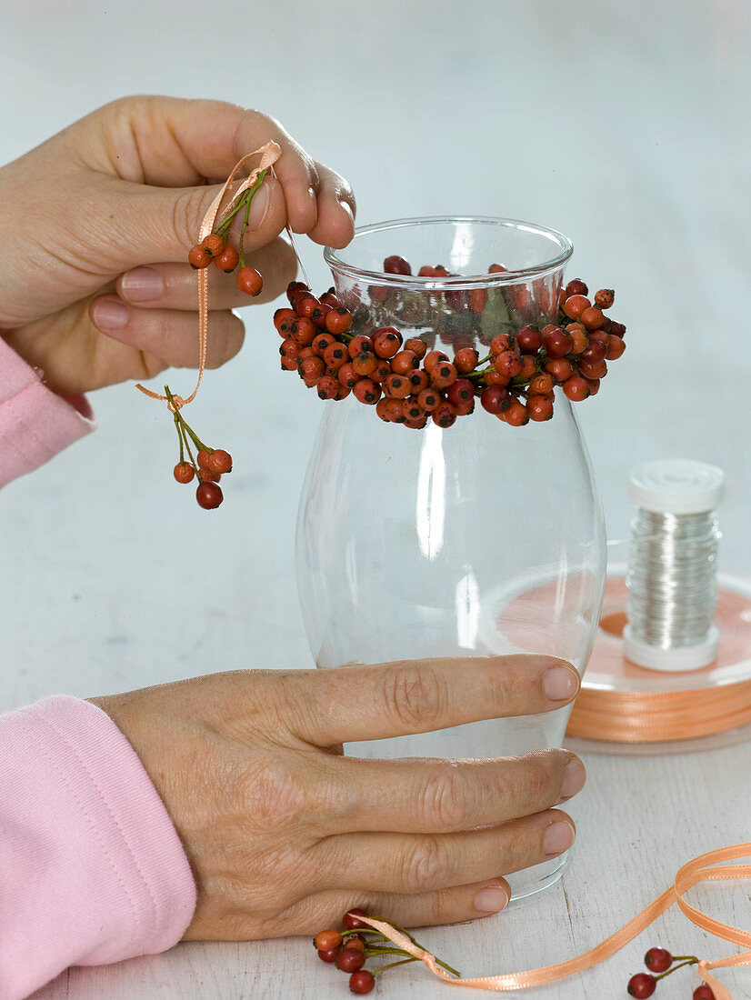 Lanterns with rose hip wreaths (3/4)