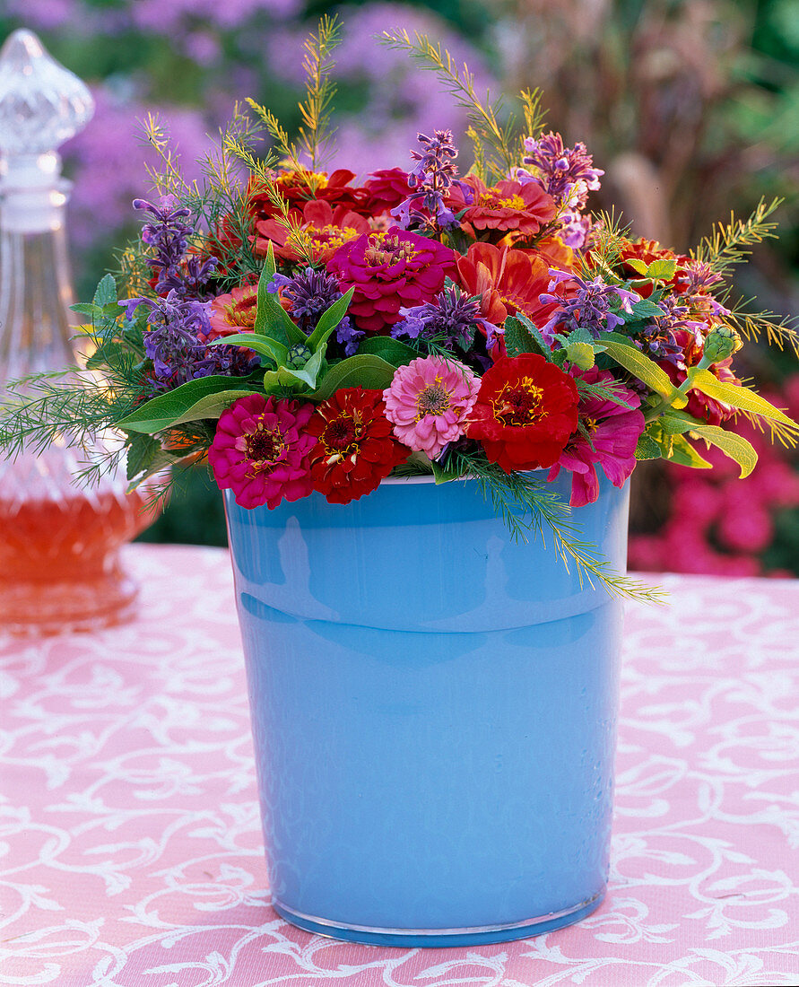 Tying a bouquet of zinnias (5/5)