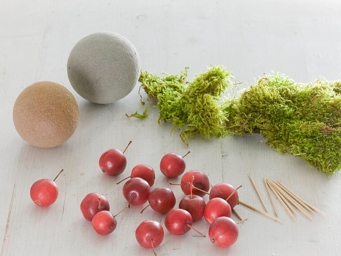 Balls with ornamental apples and moss (1/5)