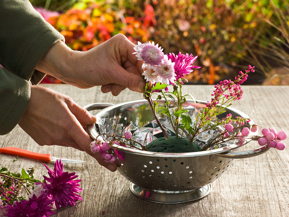 Pink Herbscrysanthemen arrangement in a colander