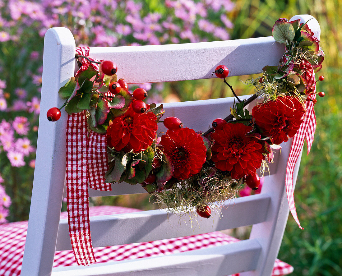 Girlande aus Dahlia (Dahlien), Hagebutten, Clematis (Waldrebe), Hydrangea