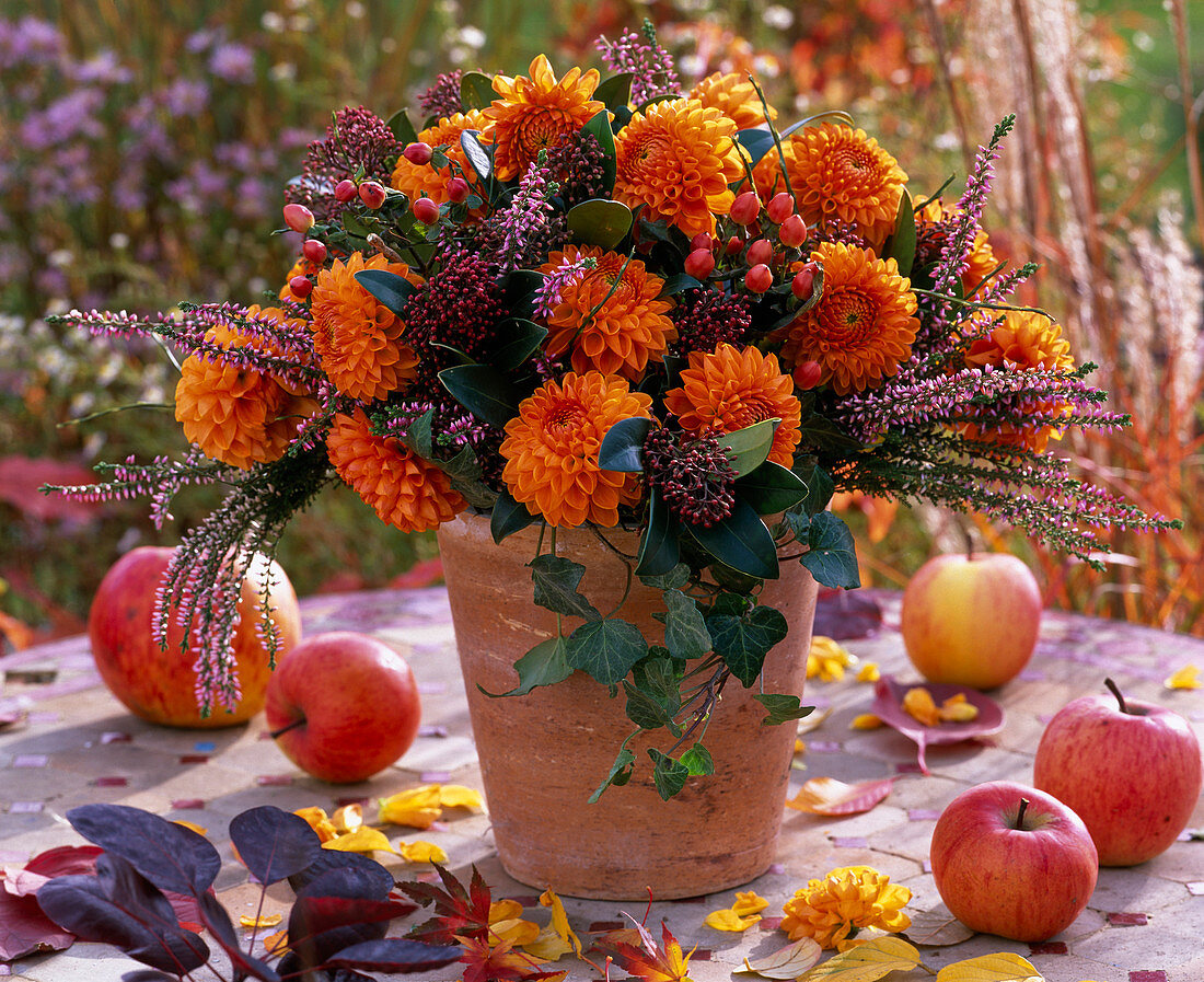 Strauß aus Dahlia (Dahlien), Calluna (Besenheide), Hedera (Efeu), Skimmia