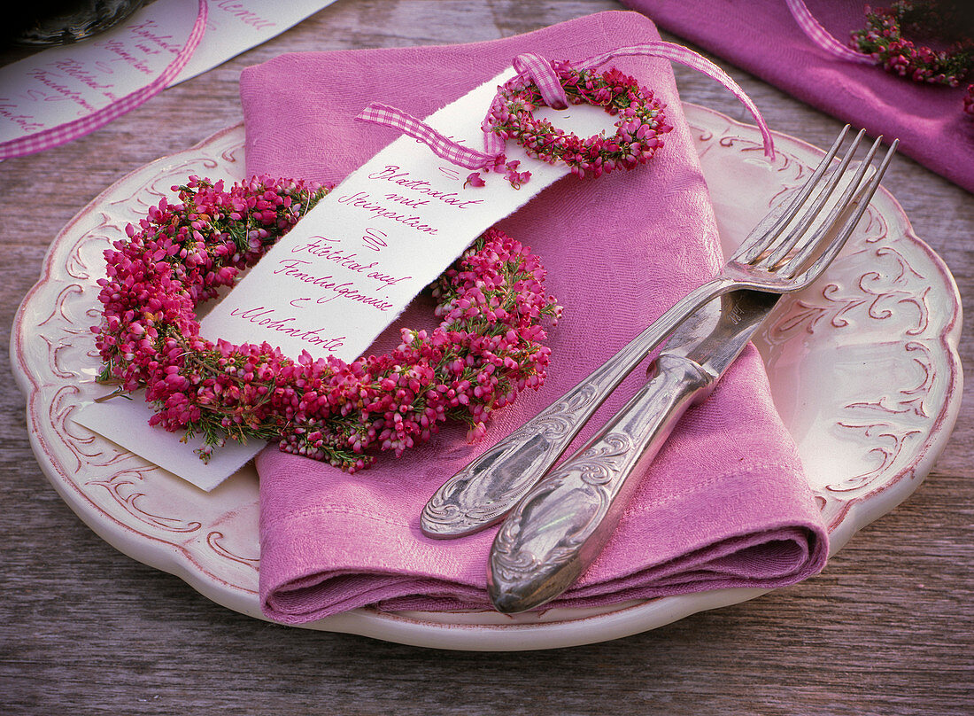 Small wreath with Erica, menu sign on napkin, cutlery