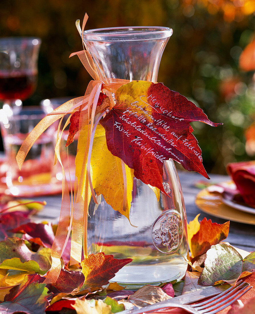 Blätter - Apfel - Tischdeko : Karaffe mit Herbstlaub von Parthenocissus