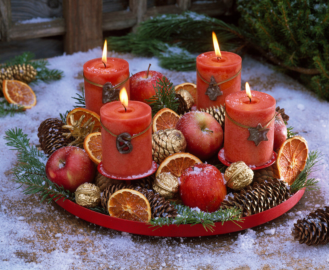 Adventskranz mit Malus (Äpfeln), Zapfen von Picea (Fichte)