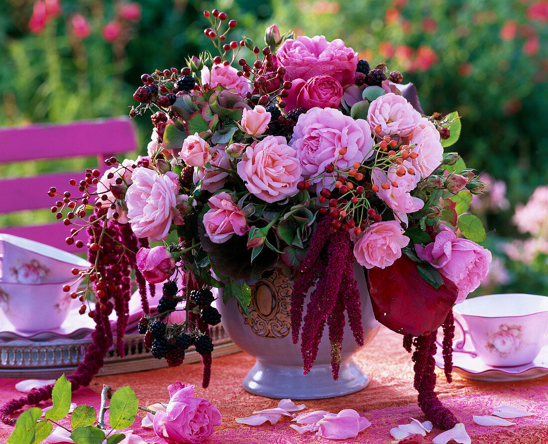 Strauß aus Rosa (Rosen), Amaranthus (Fuchsschwanz), Hagebutten, Rubus