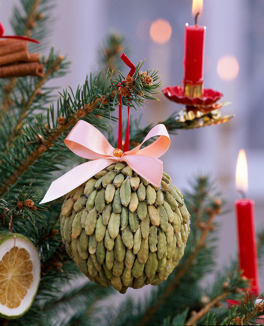 Christmas tree balls homemade from spices: 4/4