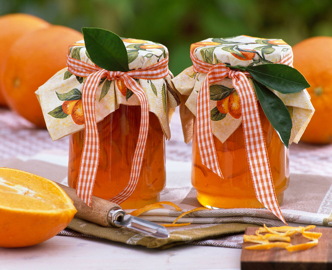 Marmelade aus Citrus sinensis (Orangen) mit Deckchen, Schälmesser