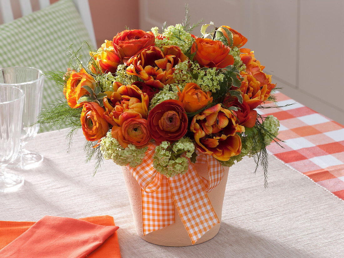 Ranunculus asiaticus (Ranunkeln), Tulipa (Tulpen), Viburnum (Schneeball)