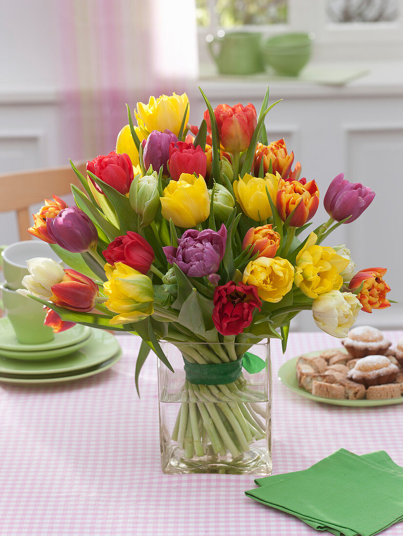 Bunter Strauß aus gefüllten Tulipa (Tulpen) in Glasvase