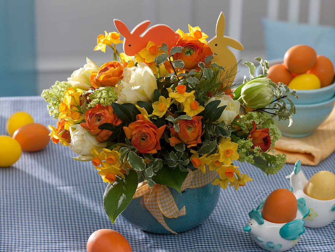 Osterstrauß aus Ranunculus (Ranunkeln), Tulipa (Tulpen), Narcissus