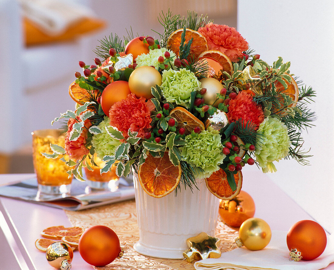 Strauß aus Dianthus (Nelken), Pittosporum (Klebsame), Hypericum