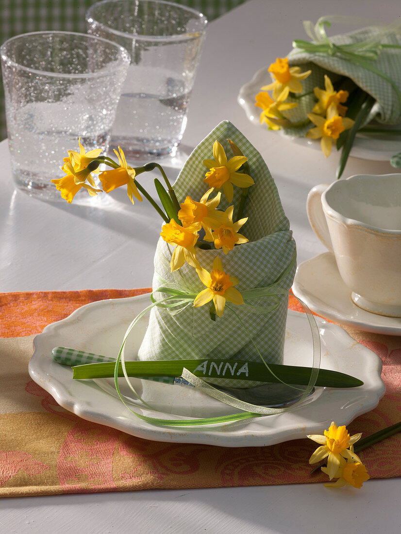 Napkin decoration with Narcissus 'Tete a Tete' (daffodils), leaf as place card