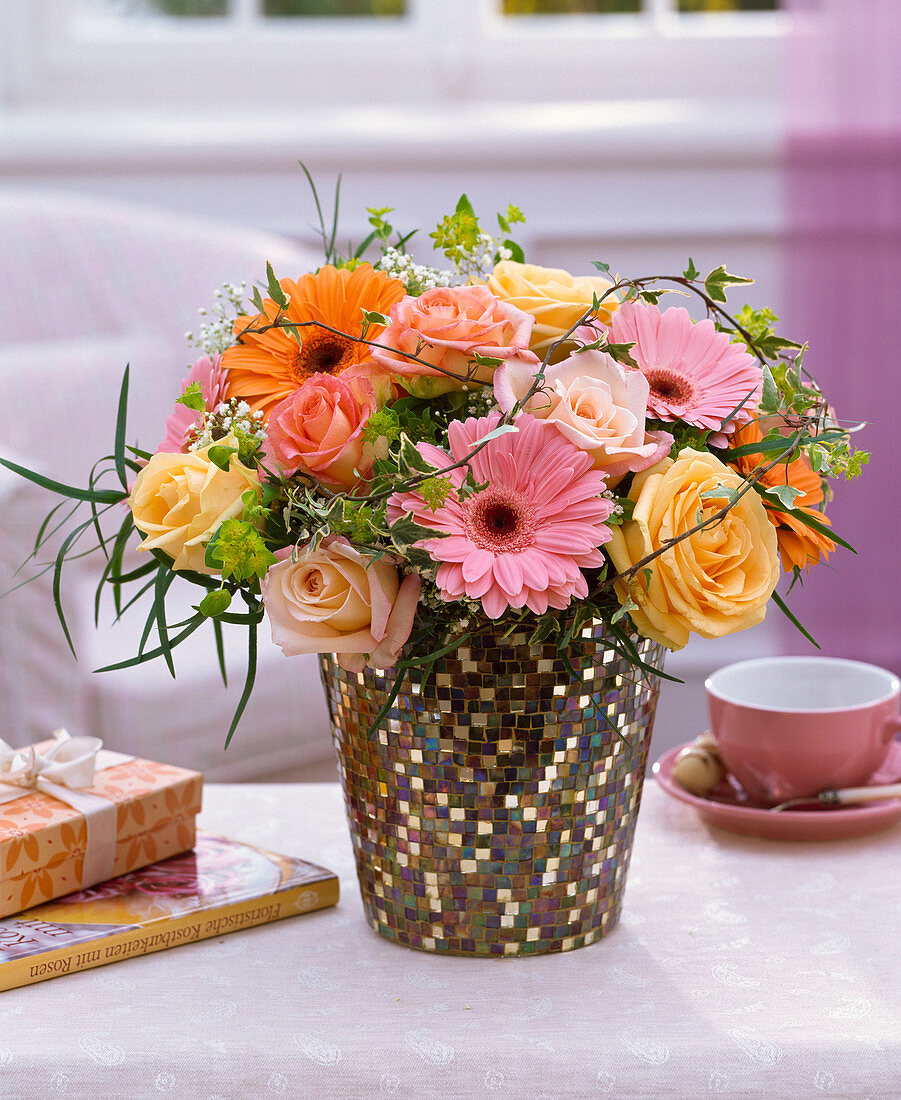 Positiv - Negativ - Strauß: Strauß aus Gerbera, Rosa (Rosen), Gypsophila