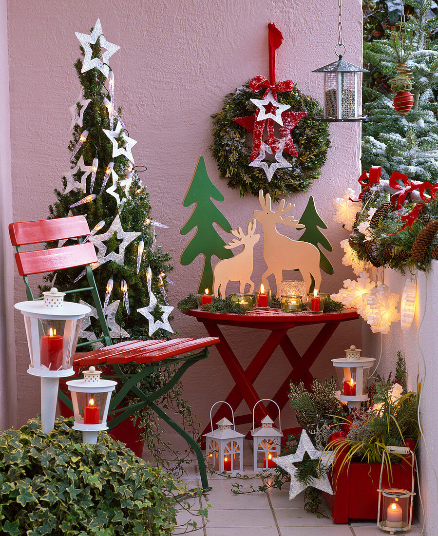 Christmas balcony with Picea 'Conica' (Canadian spruce)