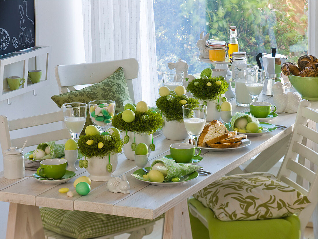 Easter table decoration with Sagina 'Scottish Moss' (Sternmoos)