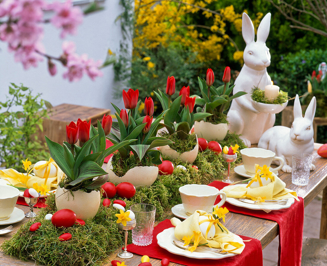 Easter table decoration with tulips