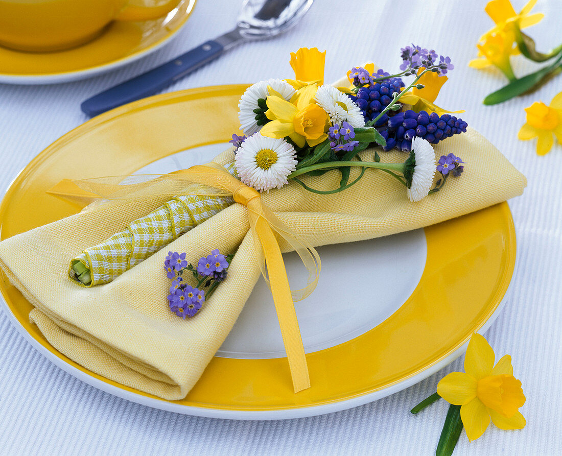 Kleiner Strauß aus Bellis (Tausendschön), Muscari (Traubenhyazinthen)