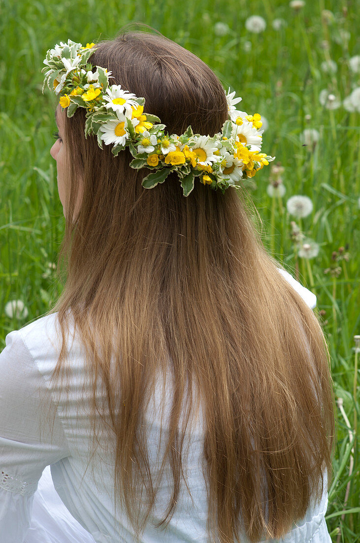 Frau mit Kranz aus Leucanthemum (Frühlingsmargeriten)