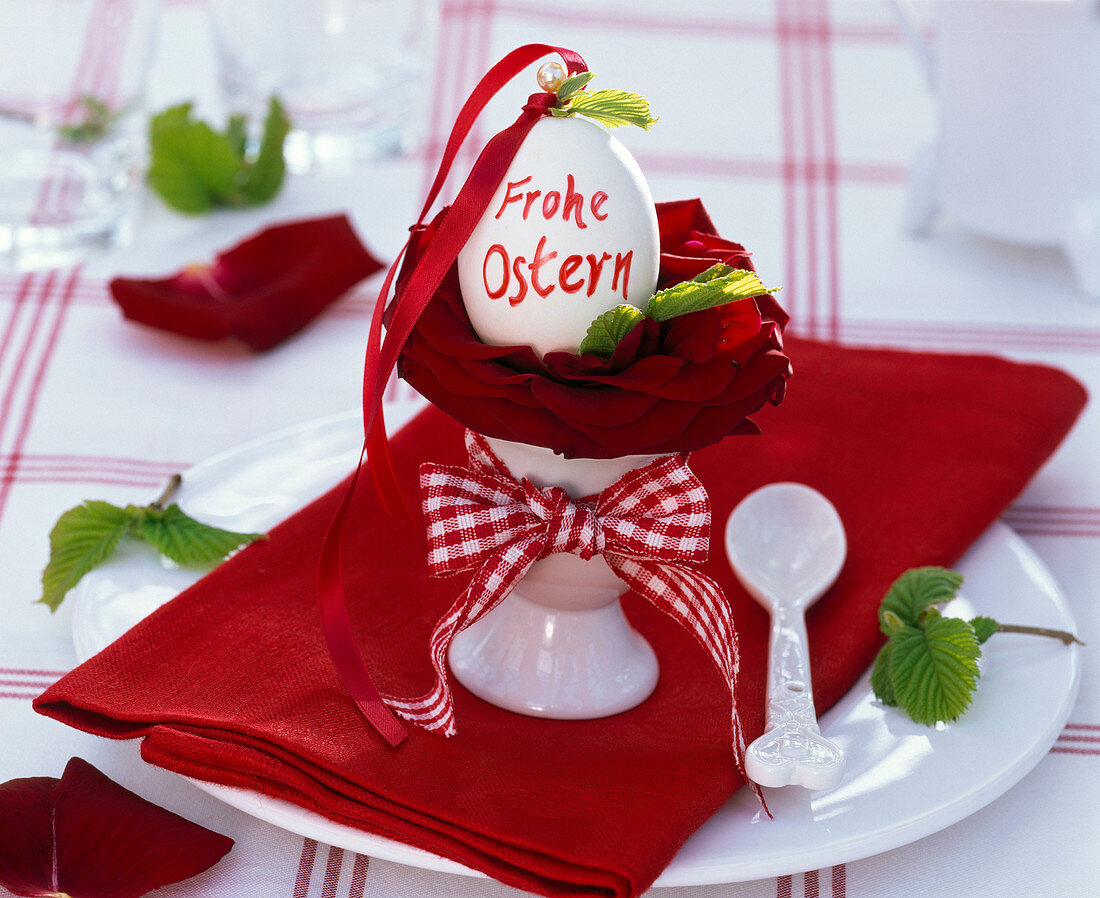 Napkin decoration with Rosa (rose) as Easter nest, Easter egg with text in it