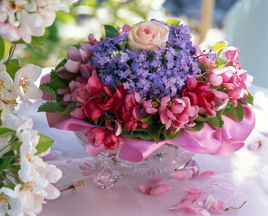 Gesteck aus Rosa (Rose), Myosotis (Vergißmeinnicht), Malus (Zierapfel)