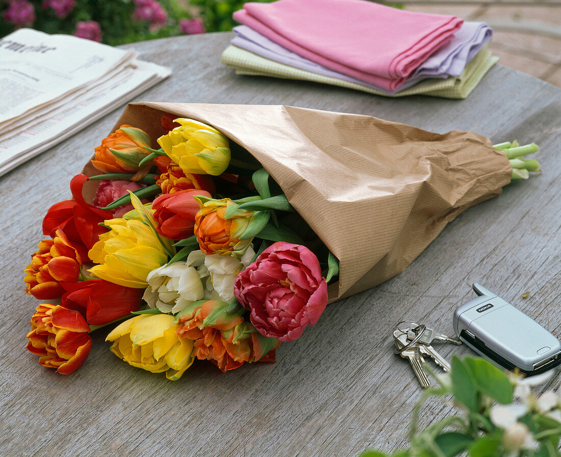Strauß aus gefüllten Tulipa (Tulpen) in Packpapier
