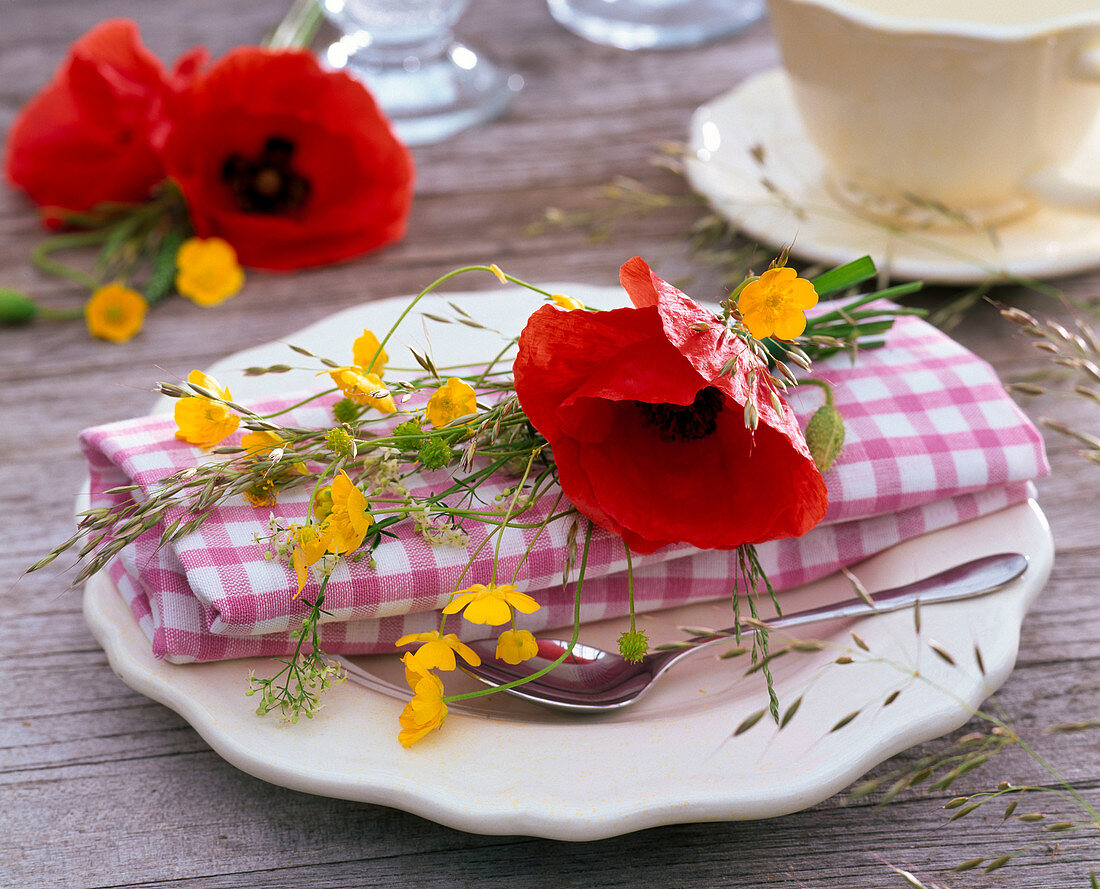 Napkin decoration with papaver, ranunculus and grasses