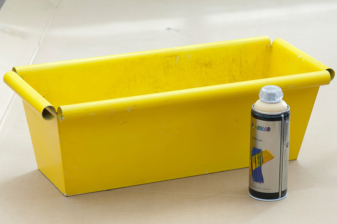 Spray a bright yellow box with maize yellow (1/3)