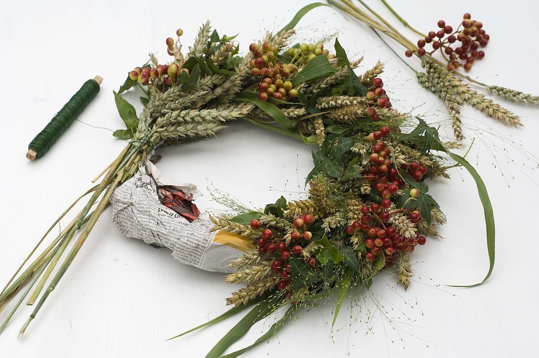 Ear wreath with snowball berries (4/5)