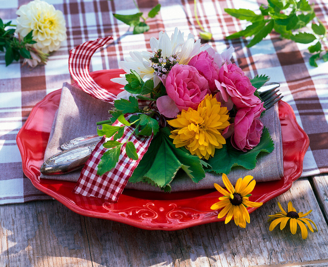 Napkin decoration with Rosa, Heliopis, Rudbeckia