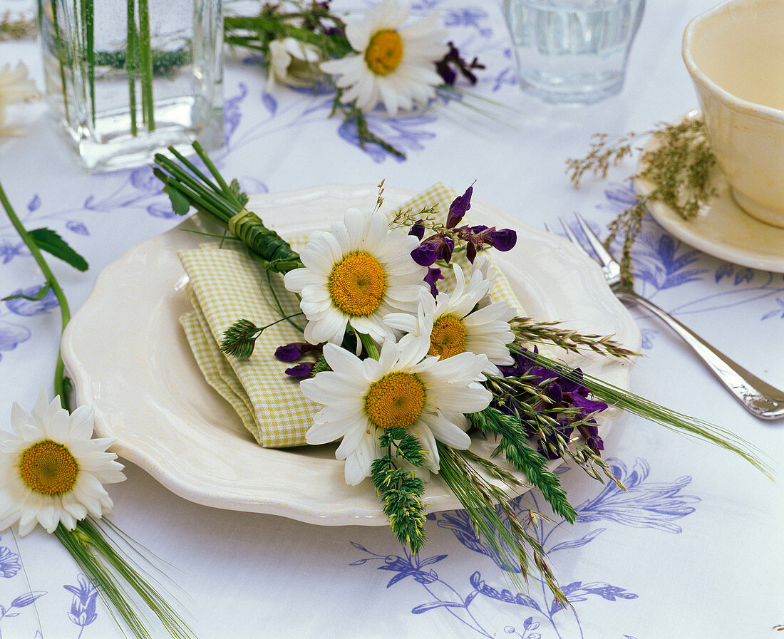 Napkin decoration with a leucanthemum bouquet