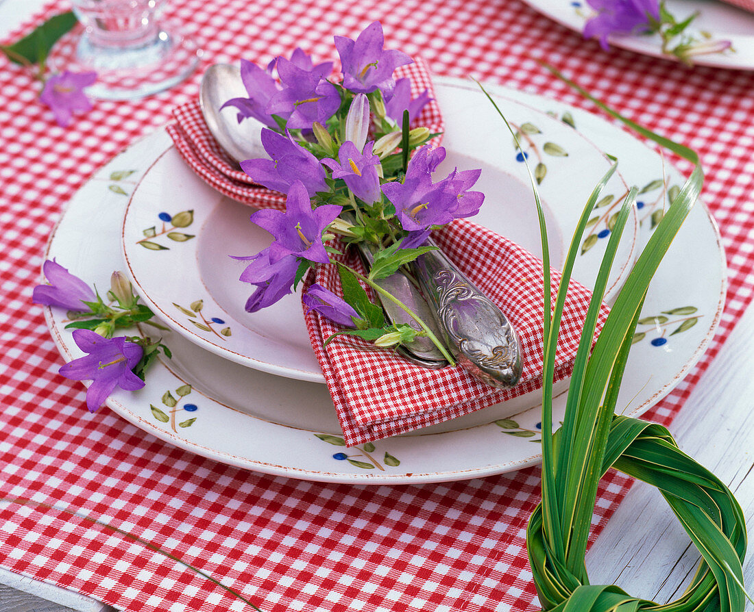 Tischdekoration mit Glockenblumen