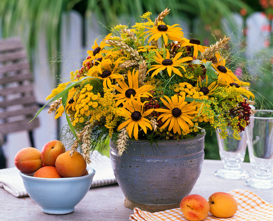 Strauß aus Rudbeckia (Sonnenhut), Solidago (Goldrute), Tanacetum (Rainfarn)