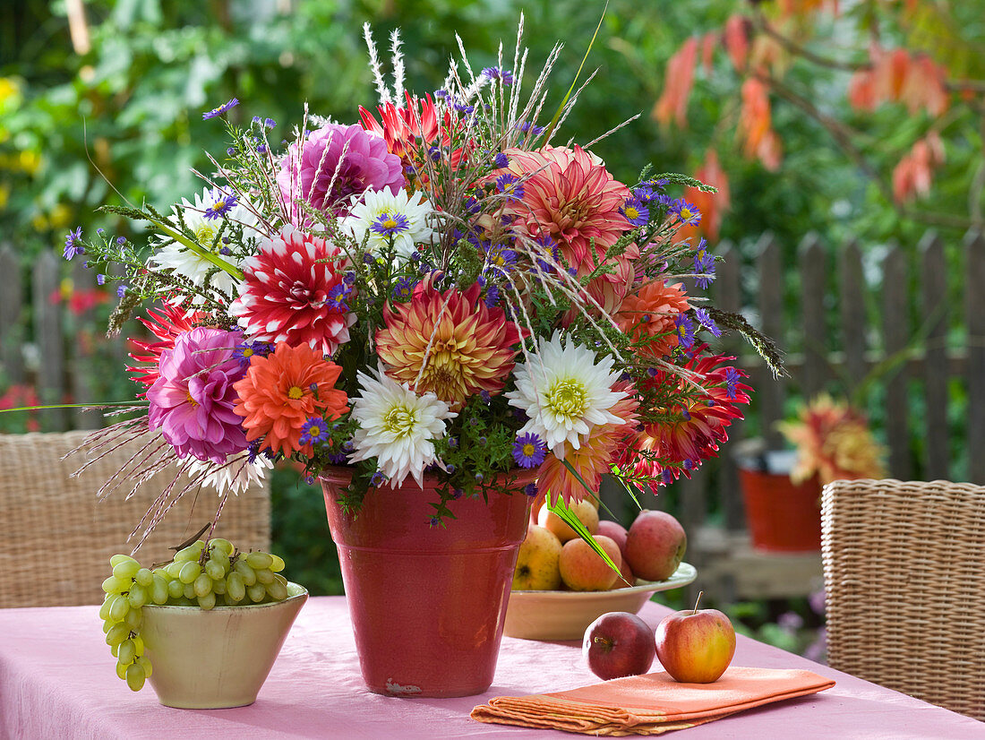 Spätsommerstrauß mit Dahlia (Dahlien) Aster