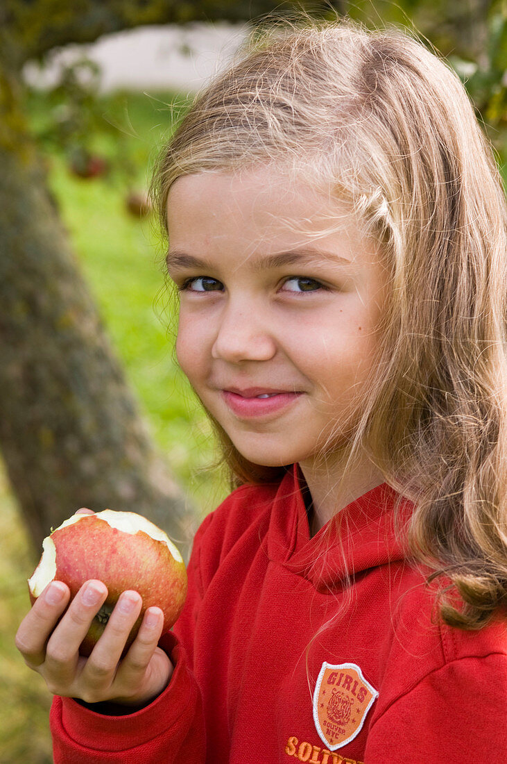 Mädchen frisst Apfel