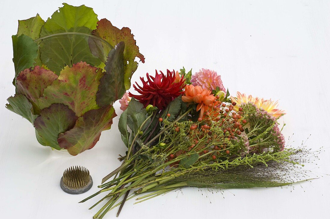 Dahlia bouquet in leaf vase 4/6