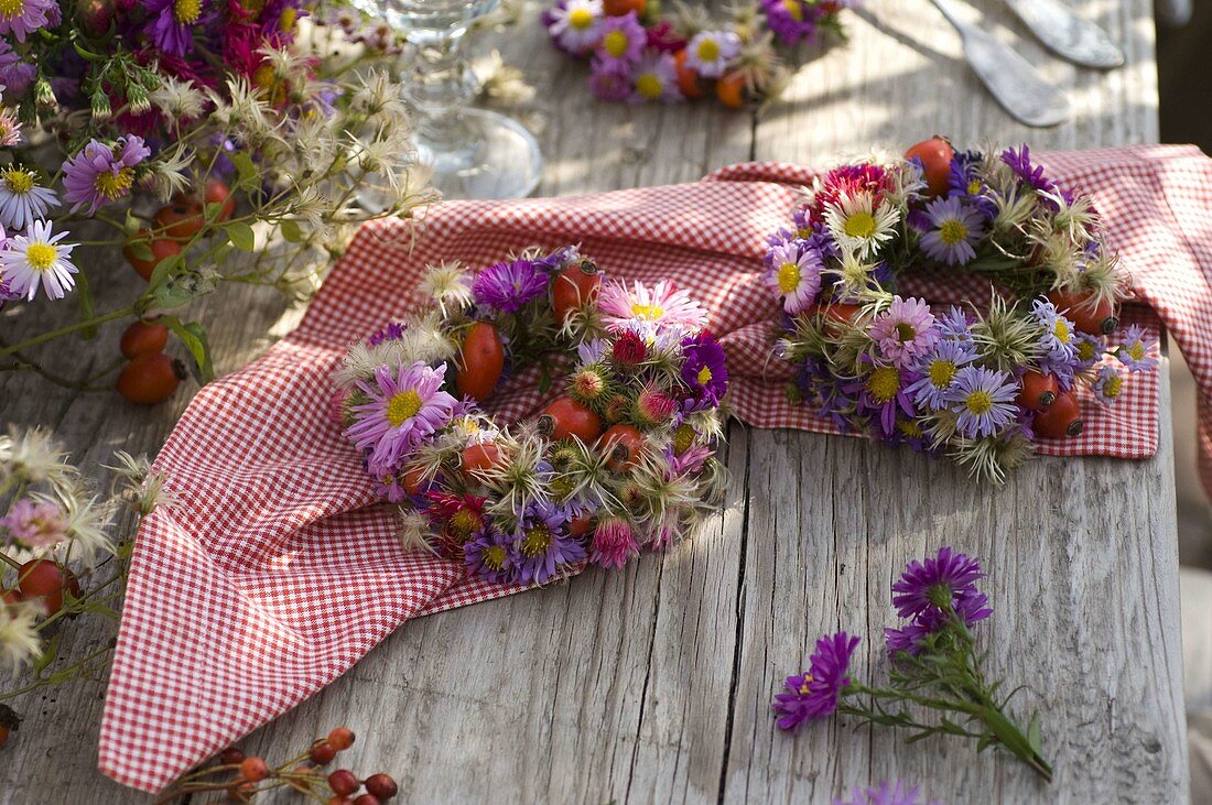 Small wreaths made from aster (white wood aster), roses (rosehip)