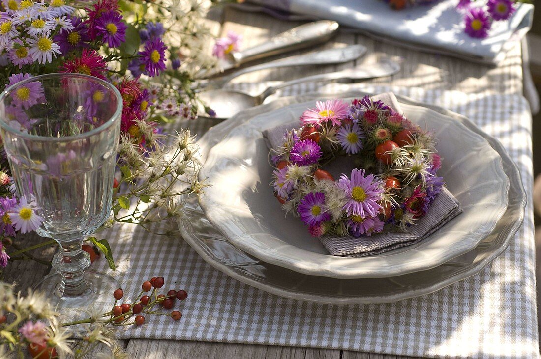 Kleiner Kranz aus Aster (Herbstastern), Rosa (Hagebutten), Clematis