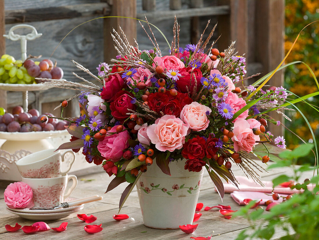 Autumn bouquet: Rosa (roses, rose hips), Aster (autumn asters)