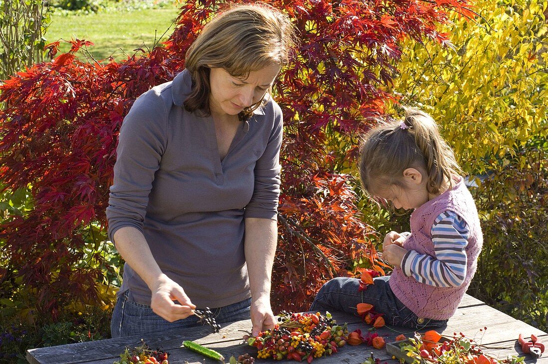 Mutter und Tochter basteln Herbstdeko