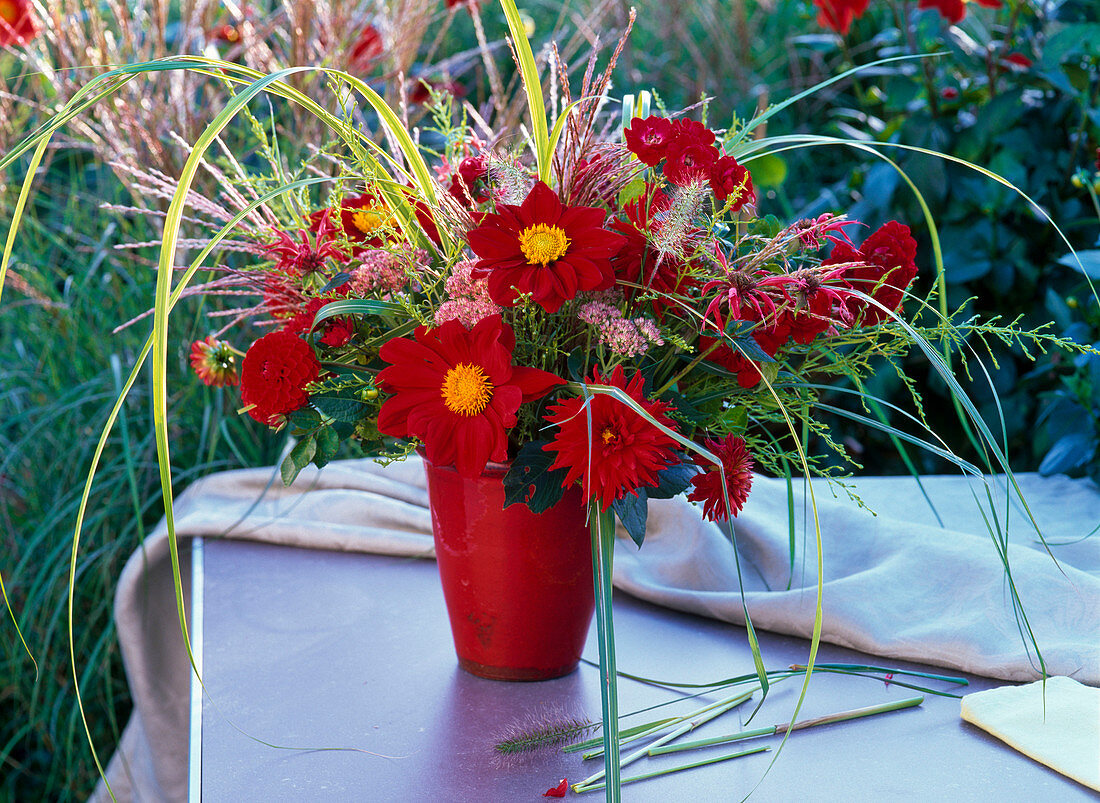 Strauß aus Dahlia (Dahlien), Sedum (Fetthenne), Miscanthus (Chinaschilf)