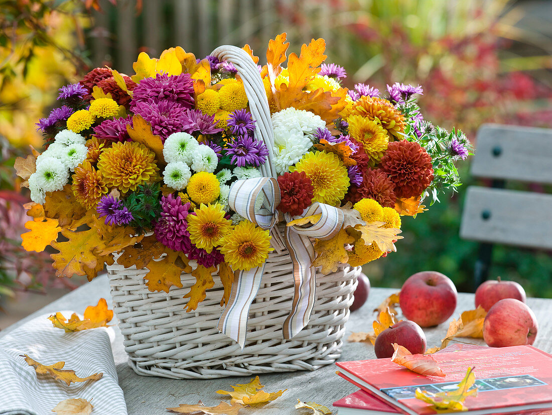 Weißer Henkelkorb mit Gesteck aus Chrysanthemum