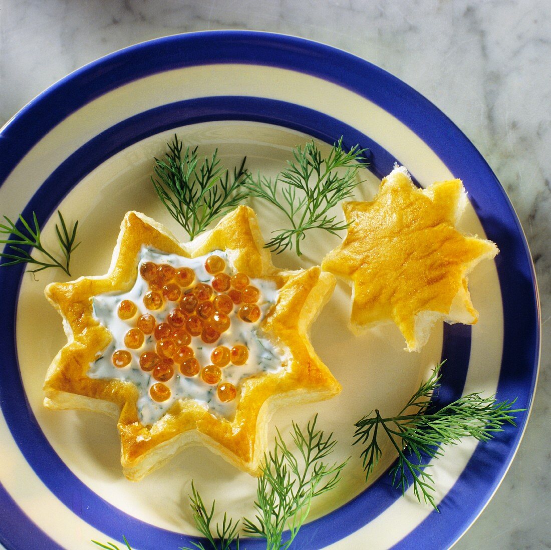 Sternpastetchen mit Kräuterquark & Kaviar gefüllt & mit Dill