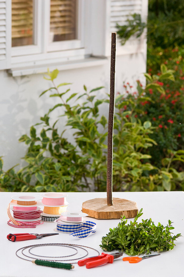 Bavarian maypole as homemade table decoration (2/7)