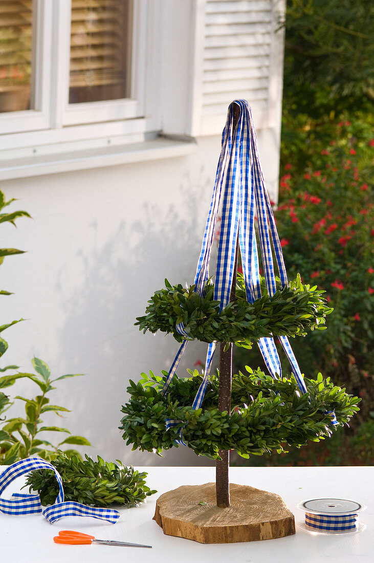 Bavarian maypole as homemade table decoration 5/7