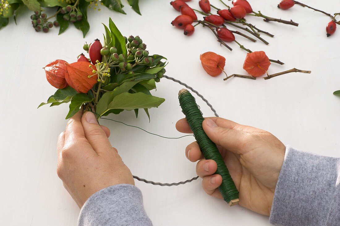 Wreath made of lanterns, rose hips and ivy (2/3)