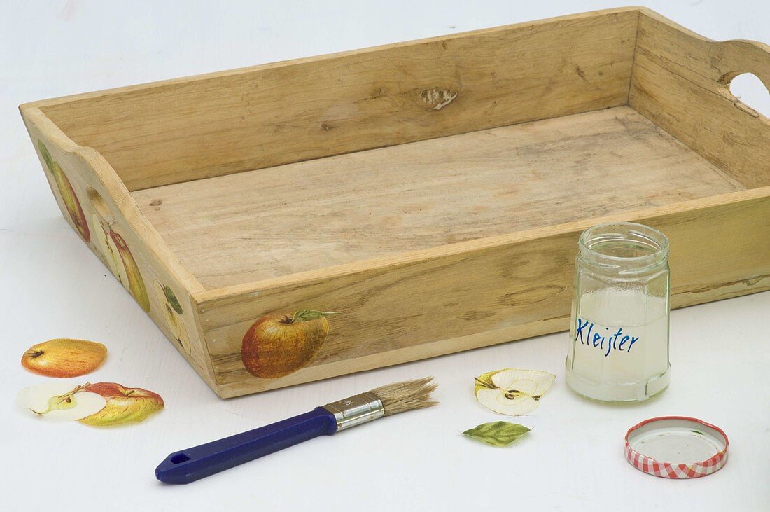 Wooden tray with napkin technique apple 2/3